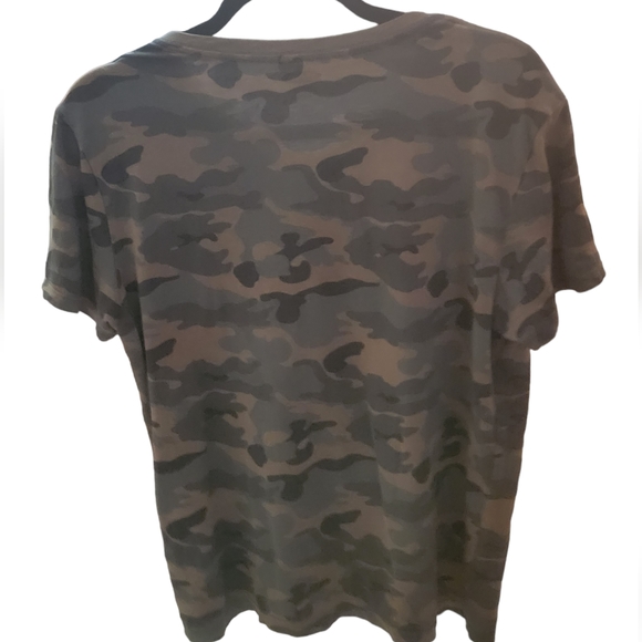 OLD NAVY V NECK CAMO T SHIRT - Picture 2 of 3
